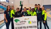 CONJUNTO FEMENINO. Encarna Vallejo levanta la copa junto con un grupo de atletas.