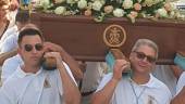 ENTREGADOS. Los vecinos portan a la Virgen del Rosario en procesión por las calles de la aldea.