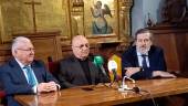 Patricio Lupiáñez, Francisco Juan Martínez y Luis Jesús García-Lomas, en la Sala Capitular de la Catedral de Jaén. / F. Gaitán / Diario JAÉN.