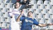 JUGADA. Ocaña e Isra luchan en el último Real Jaén-Linares.