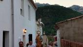 SENCILLEZ. Traslado de las imágenes de la Virgen y de San Pedro por las calles del pequeño núcleo serrano.