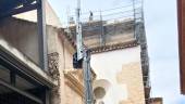 Vista de la grúa de un camión que subía carros de cemento al tejado. / Francisco Gaitán / Diario JAÉN. 