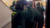 Agentes de la Guardia Civil irrumpen en un domicilio. / Guardia Civil.