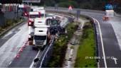 Vista general del estado en el que quedó el camión accidentado en la A-4. / DGT