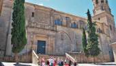Un grupo de turistas ante la Catedral de la Natividad de Nuestra Señora, de Baeza. / Junta de Andalucía.