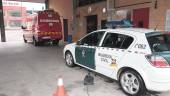 LIMPIEZA. Desinfección de un coche de la Guardia Civil en las instalaciones de Bomberos.