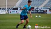 PROGRESIÓN. A la izquierda, en un entrenamiento con el Real Jaén. A la derecha, en su duelo ante el Omonia.