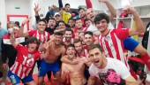 COLECTIVO. Los jugadores del Atlético Porcuna festejan efusivamente una victoria en el vestuario tras un partido de la presente temporada.