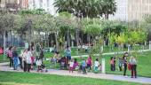 CON LOS NIÑOS. Un grupo de madres disfruta junto con sus hijos de una tarde de juegos en el Parque del Bulevar.
