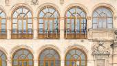 ADMINISTRACIÓN. Fachada principal del Ayuntamiento de Martos, con las banderas a media asta.