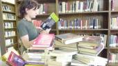 Una mujer lee en una biblioteca pública. / Agustín Muñoz / Archivo fotográfico del Diario JAÉN.