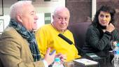 El poeta Antonio Carvajal, en el centro, durante un acto de la UNED.