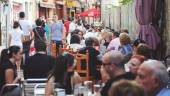 AMBIENTE. Jiennenses y visitantes disfrutan de las terrazas en la calle Cerón, en el corazón de la capital, en una imagen de archivo de la feria de día.