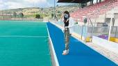 SUPERVISIÓN. Paloma Moyano, en el campo de hockey hierba, situado dentro del polideportivo.