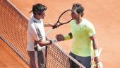 saludo. Rafael Nadal recibe las felicitación de Federer tras ganar el partido.