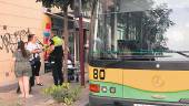 INDIGNACIÓN. Dos usuarias del transporte público de Jaén hablan con un agente de la Policía Local. 