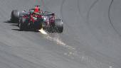 TRIUNFO. Max Verstappen sale de una curva en Silverstone durante el Gran Premio 70 Aniversario.