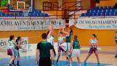 PENETRACIÓN. Jugada de la semifinales disputada entre CD Úbeda Viva y CB Baeza, en el Pabellón de la Juventud.