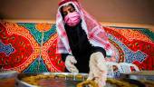 GAZA. Una mujer palestina con mascarilla prepara dulces tradicionales. 