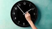 Imagen de archivo de un reloj de pared. / Time Use Initiative.
