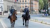 VIGILANCIA. Policías a caballo patrullan Roma. 