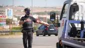 Un agente de la Policía Nacional da indicaciones durante un control en una imagen de archivo.