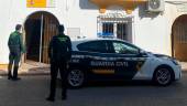 Los agentes de la Guardia Civil, junto al coche patrulla.