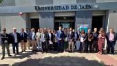 Nicolás Ruiz posa con el resto de invitados en la presentación del programa “Formación UJA-Municipios” frente a la Escuela de Magisterio. / Universidad de Jaén. 