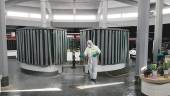HIGIENIZACIÓN. Un operario municipal desinfecta las instalaciones de la plaza de abastos recientemente.