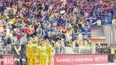 GRAN AMBIENTE. Los jugadores del Jaén Paraíso Interior escuchan a Daniel Rodríguez en un tiempo muerto.