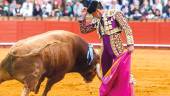 El diestro David Fandila “El Fandi” hace un quiebro a un toro con el capote. 