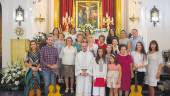 cercanía. Ildefonso Rueda, con los componentes del coro parroquial, ante la imagen del Cristo de Chircales.