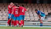 Los jugadores del Estepona celebran el gol de la victoria en el Estadio Chapín. / CD Estepona.