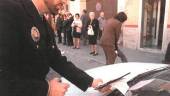 Vn agente de la Policía Local pone una multa a un vehículo mal estacionado. / Archivo Histórico de Diario JAÉN.