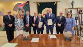 Foto de familia tras la firma del convenio entre la UJA y la Dirección General del Catastro. / Universidad de Jaén.