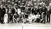 La plantilla y el cuadro técnico del Oliva Secavi posan con el trofeo junto con Juan Aguilera, Alfonso Sánchez y Manuel Cruz. / Archivo Histórico de Jaén.