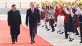 El Rey Felipe VI y el presidente de China, Xi Jinping, durante la recepción de honor en el Gran Palacio del Pueblo en la Plaza de Tiananmen. / Casa Real.