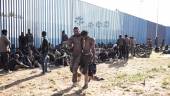 Migrantes consiguen saltar la valla de Melilla en una imagen de archivo / Europa Press.