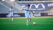 Manu López controla un balón en un partido de pretemporada. Real Jaén