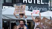 Dos niños con carteles, participan en una concentración feminista en la Plaza de la Candelaria.