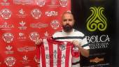 Raúl Gutiérrez posa con la camiseta del Atlético Porcuna. / Atlético Porcuna.