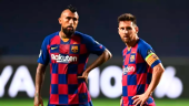 Arturo Vidal y Leo Messi, tras el partido.