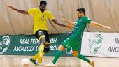 JUGADA. Ángel Bingyoba trata de controlar el balón en el partido de la primera vuelta ante la UMA.