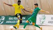 JUGADA. Ángel Bingyoba trata de controlar el balón en el partido de la primera vuelta ante la UMA.