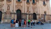 Un grupo de turistas ante la Catedral de Jaén. 