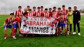 Compañeros del equipo dando ánimos al joven.