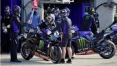 Maverick Viñales con miembros del equipo Monster Energy Yamaha MotoGP.