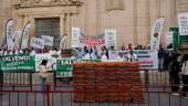 Concentración de médicos ante el SAS en Sevilla. / Eduardo Briones / Europa Press.