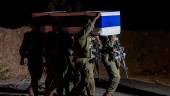 Soldados de las Fuerzas de Defensa de Israel (FDI) portan un ataúd con los restos de un rehén fallecido entregado por Hamás. / FDI en X.