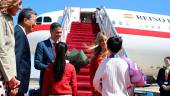 El presidente del Gobierno, Pedro Sánchez, acompañado de su esposa Begoña Gómez, aterriza en el Aeropuerto Internacional de Pekín.